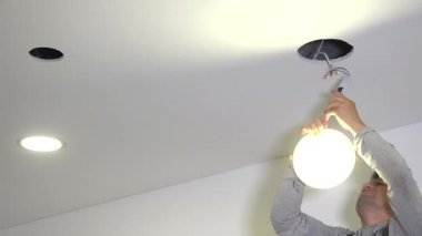 Öndeki ışık panelinin yerini amatör adam aldı