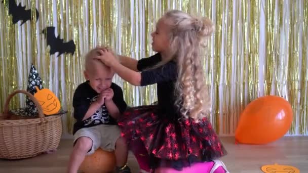 Feliz amor crianças brincando no quarto decorado Halloween em casa — Vídeo de Stock