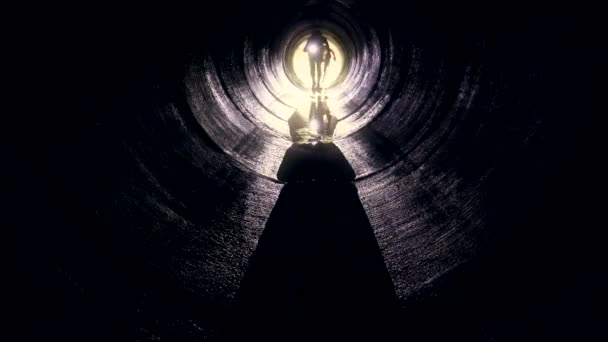 Participante vai túnel escuro com lanterna. Jogo de desafio. 4K — Vídeo de Stock