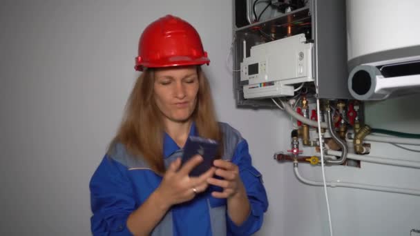 Technicienne émotionnelle femme avec téléphone appelant client parlant — Video