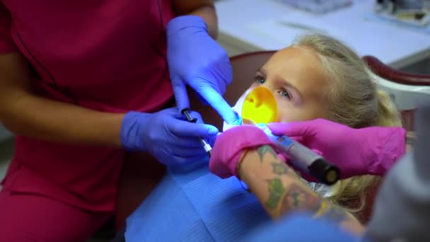 Barntänder som stoppar behandling med ultraviolett ljusutrustning för tandvård — Stockvideo
