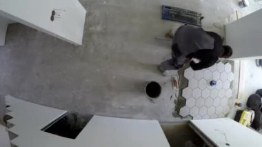 Adam yere altıgen döşeme döşemiş. Zaman Uygulaması