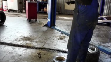 Otomobil tamirhanesinde çalışan bir adam. 4K