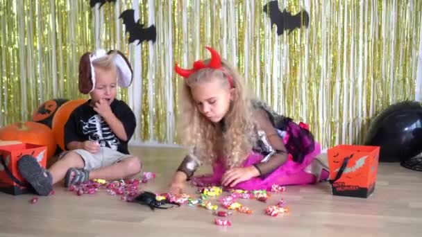 Девушка-дьявол со скелетонистом на вечеринке в честь Хэллоуина. — стоковое видео