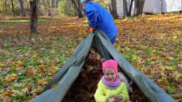 Gelukkig vader en zijn kleine dochter meisje spelen in tuin — Stockvideo