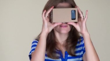 Kadınlar kapalı alanda modern VR gözlük camı kullanırlar. Yeni trendler ve teknoloji konsepti. 4K