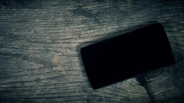 Akıllı telefonu kablosuz şarja tak. Yakın plan çekim. 4K