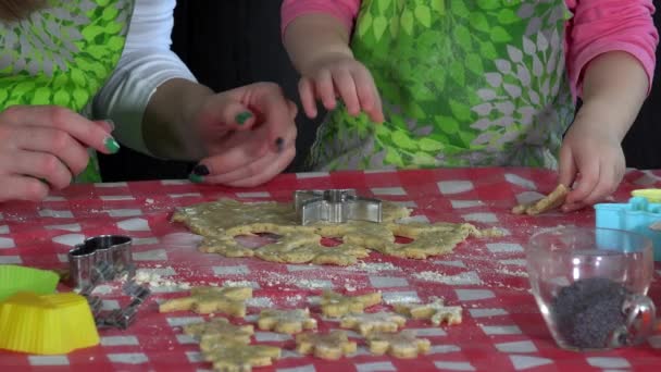 Matka a dcera ručně lisují sušenky v těstě s andělskou plísní. 4K — Stock video