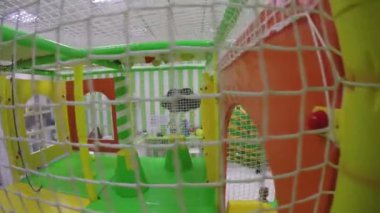 Çocuklar için kapalı eğlence parkında oyun parkı. Gimbal hareketi.