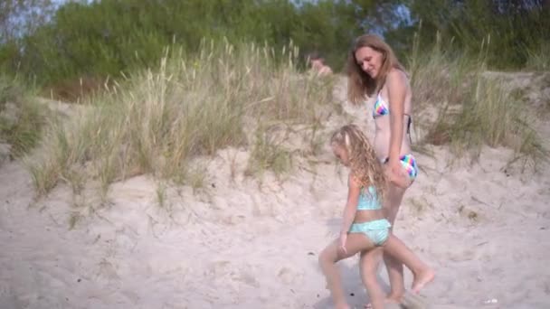 Glückliche Mutter genießt Zeit mit ihrer kleinen Tochter beim Spaziergang auf Sanddüne — Stockvideo