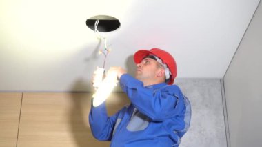 Teknisyen, yuvarlak LED ışık panelini alçıdan tavana yerleştir