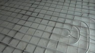 Ev odalarında zemin ısıtma sistemi boru hatları ağı