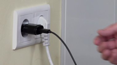 Elektrik prizinden şarj kablosu çek. 4K