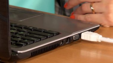 Kadın eli, bilgisayar 4K üzerinde çalışırken Ian kablosunu kesti