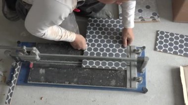 Usta işçi, profesyonel kesiciyle kiremit kesti.