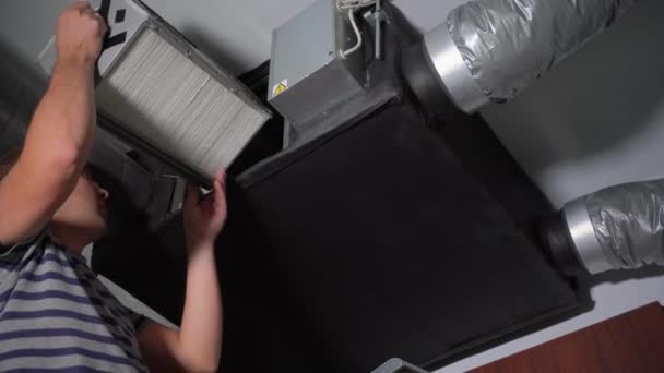 Man changing air ventilation system filters — Stock Video