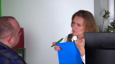 İş arayan kadın, iş piyasasında erkeklere danışmanlık yapıyor. Ofis işleri. 4K