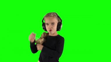 Beyaz kız kulaklıkla müzik dinler ve dans eder. Komik çocuk, eğlen.