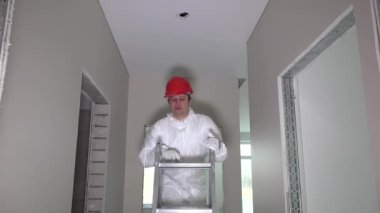 Merdivende duran adam yeni evdeki LED ışıklandırması için delik açıyor. 4K