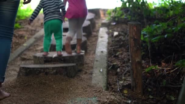 Madre descalza y niños subiendo arriba en sendero sensorial saludable en el bosque — Vídeo de stock