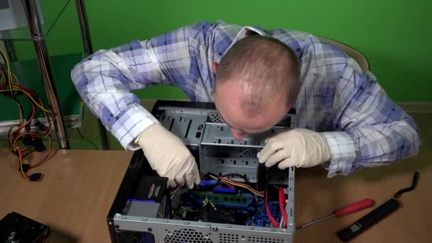 Pekerja memperbaiki komputer yang rusak di kantor dan meng-upgrade perangkat keras komputer. Ditembak di 4k — Stok Video
