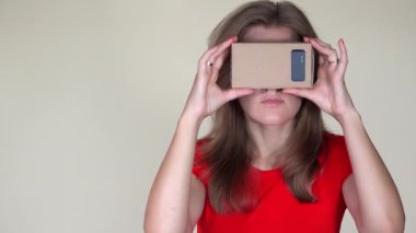 Genç bir kadın yüzüne gözlük takarak oyun oynuyor. geleceğin teknolojisi. 4K