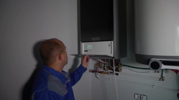 Tekniker kille som servar gaspannan för varmvatten och uppvärmning — Stockvideo