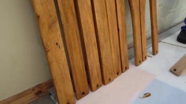 Verniklenmiş ya da yağlanmış meşe tahtalarını kapatın. Dış mobilya konsepti yenileniyor