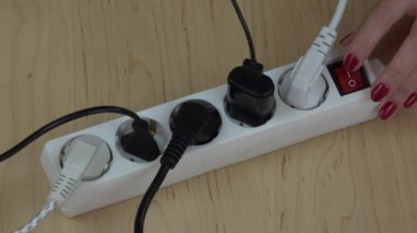 Kadın parmak uzatma kablosunu kapat. 4K