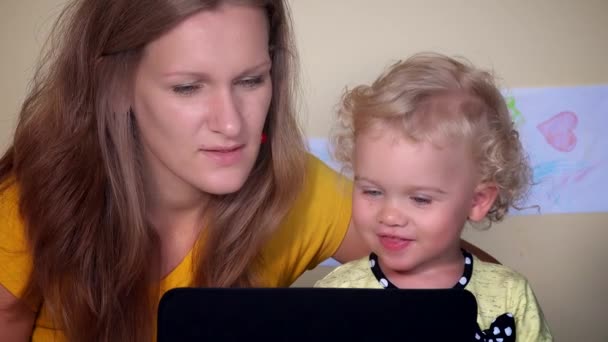 Mãe e bebê usar tablet inteligente. infância, maternidade. 4K — Vídeo de Stock