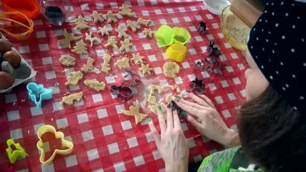Vrouw handen maken van koekjes op kleurrijke tafel in de keuken — Stockvideo
