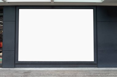 Büyük Pencere ve İsim Yeri olan Dükkan Dükkanı Önü