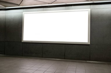 Sokak duvarında kocaman boş bir ilan panosu, kendi metnini ekleyebileceğin pankartlar.