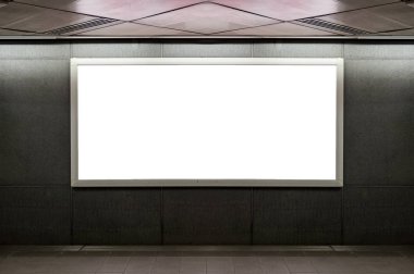 Sokak duvarında kocaman boş bir ilan panosu, kendi metnini ekleyebileceğin pankartlar.