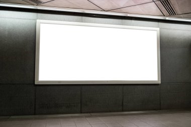 Sokak duvarında kocaman boş bir ilan panosu, kendi metnini ekleyebileceğin pankartlar.