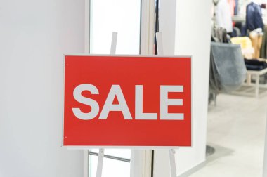 Beyaz metin Satılık dükkan görüntüsündeki kırmızı işaret. Kırmızı alışveriş billboard