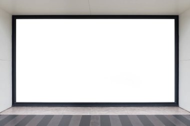 Büyük Pencere ve İsim Yeri olan Dükkan Dükkanı Önü