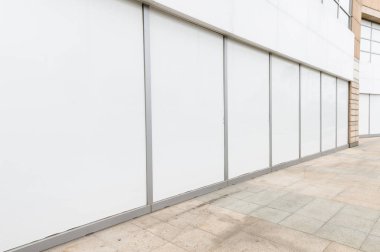 Büyük Pencere ve İsim Yeri olan Dükkan Dükkanı Önü