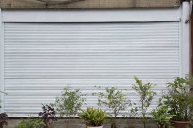 Sokak duvarı ve kapı kenarındaki kaldırım