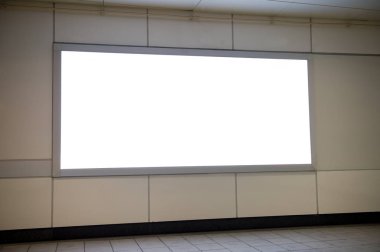 Sokak duvarında kocaman boş bir ilan panosu, kendi metnini ekleyebileceğin pankartlar.