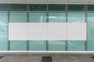 Sokak duvarında kocaman boş bir ilan panosu, kendi metnini ekleyebileceğin pankartlar.