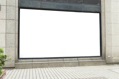 Büyük Pencere ve İsim Yeri olan Dükkan Dükkanı Önü