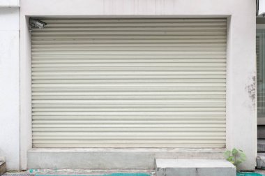 Sokak duvarı ve kapı kenarındaki kaldırım