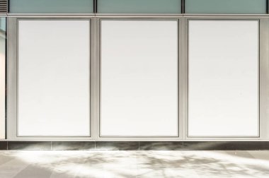 Büyük Pencere ve İsim Yeri olan Dükkan Dükkanı Önü