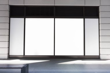 Büyük Pencere ve İsim Yeri olan Dükkan Dükkanı Önü