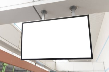 Sokak duvarında kocaman boş bir ilan panosu, kendi metnini ekleyebileceğin pankartlar.