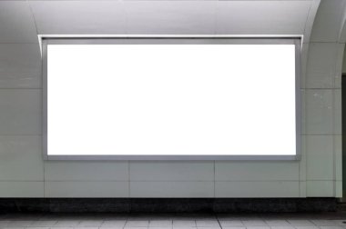 Sokak duvarında kocaman boş bir ilan panosu, kendi metnini ekleyebileceğin pankartlar.