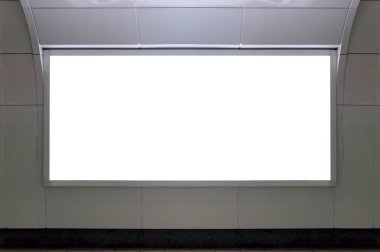 Sokak duvarında kocaman boş bir ilan panosu, kendi metnini ekleyebileceğin pankartlar.