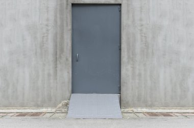 Sokak duvarı ve kapı kenarındaki kaldırım