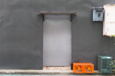 Sokak duvarı ve kapı kenarındaki kaldırım